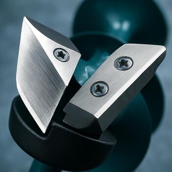 Ножи ледобура крупным планом на насте