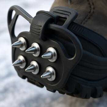 Зимние ботинки с надетыми шипами для голого льда