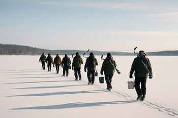 Группа рыболовов идёт по льду цепочкой с интервалами