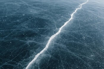 Трещина на льду, уходящая вдаль по насту