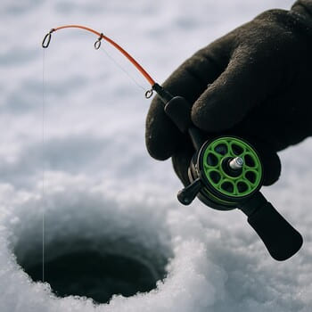 Кивковое удилище на льду с леской, уходящей в лунку