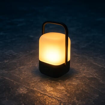 Небольшой походный фонарь светит внутри палатки