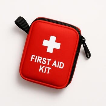 Компактная аптечка с базовыми средствами первой помощи
