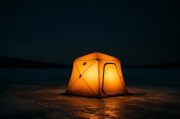 Палатка на ночном льду и тропа, уходящая к берегу