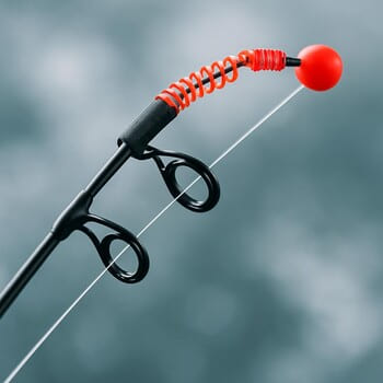 Кивок зимней удочки крупным планом на фоне льда