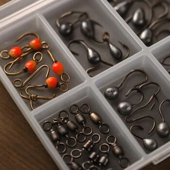 Съёмный лоток с приманками, вынутый из зимнего ящика