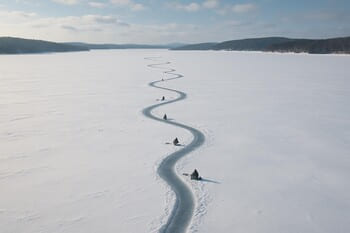 Длинная тропа по льду с серией лунок