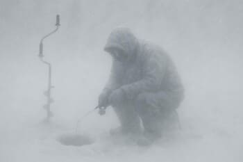 Едва заметные следы на льду в метель